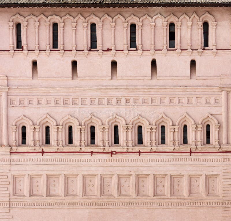 Die Fassade der Festungswand. Fensterstuck eines Altbaus
