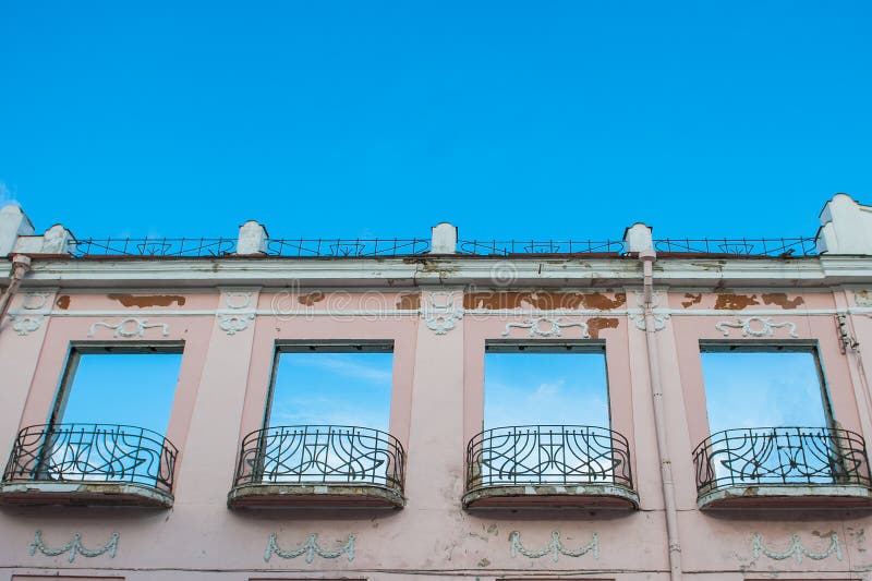 Die Fenster stellen den Himmel gegenüber Ohne Dach Gebäude lizenzfreies stockfoto Die Fenster stellen den Himmel gegenüber Ohne Dach Gebäude lizenzfreies stockfoto