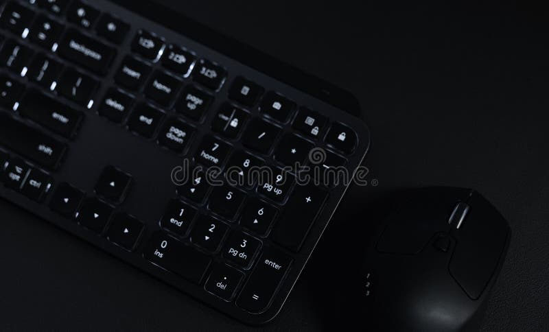Die flache Hintergrundbeleuchtungstastatur und bluetooth Maus stockbild