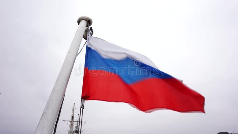 Die Flagge der Russischen Föderation weht im Wind, russische Flagge Hintergrund