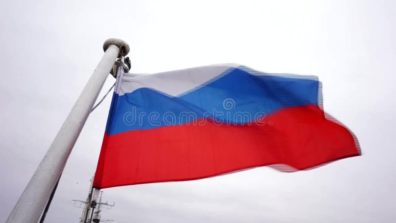 Die Flagge der Russischen Föderation weht im Wind, russische Flagge Hintergrund