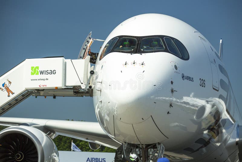 Die Flugzeuge Airbus A350 XWB, Demonstration während der internationalen Luftfahrtausstellung ILA Berlin Air Show-2014