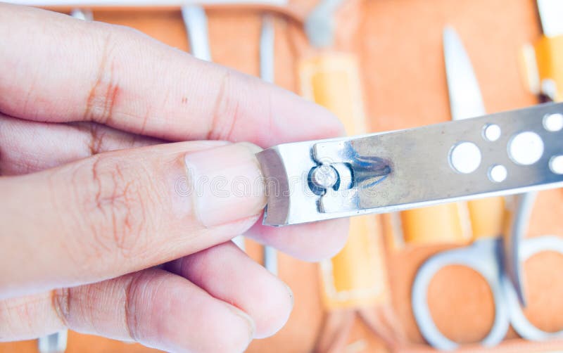 Die Frau, die Maniküre mit Nagelpflege erhält, bearbeitet Hintergrund, Nagelpflegekonzept stockfotos Die Frau, die Maniküre mit Nagelpflege erhält, bearbeitet Hintergrund, Nagelpflegekonzept stockfotos