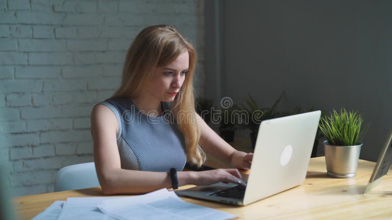 Die Frau war müde, am Laptop zu arbeiten Kopfschmerzen