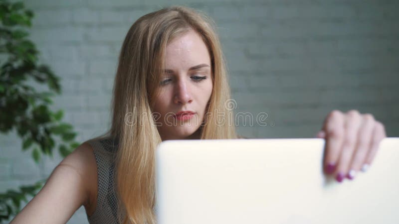 Die Frau war müde, am Laptop zu arbeiten Kopfschmerzen