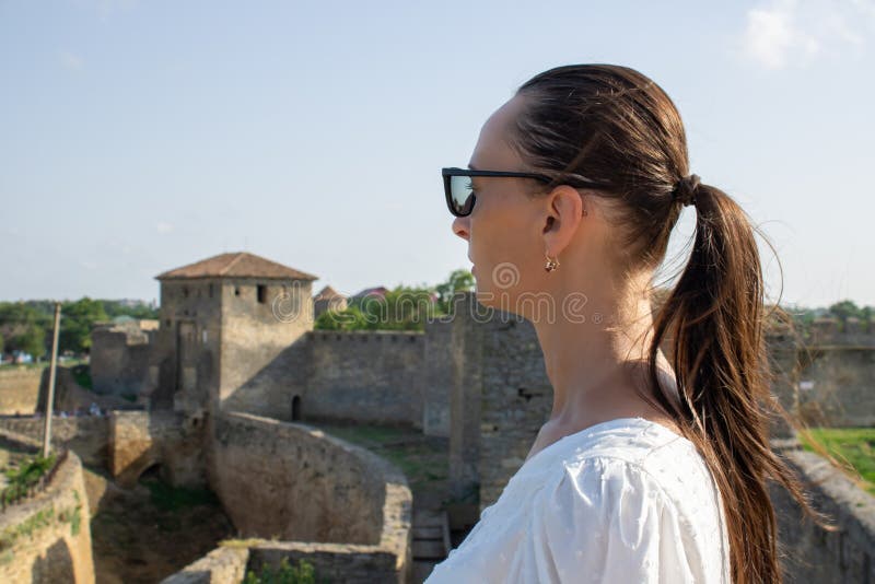 Die Frau in weißer Bluse im Hintergrund der defensiven Steinwände. stockfoto