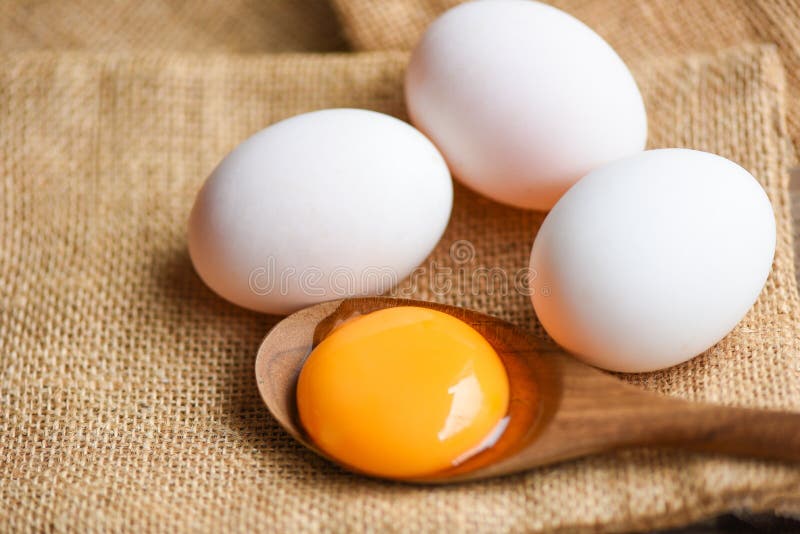 Die frischen fehlerhaften Eigelbenteneier, die weiß sind, sammeln sich von den landwirtschaftlichen Produkten, die in einer gesund lizenzfreie stockfotos