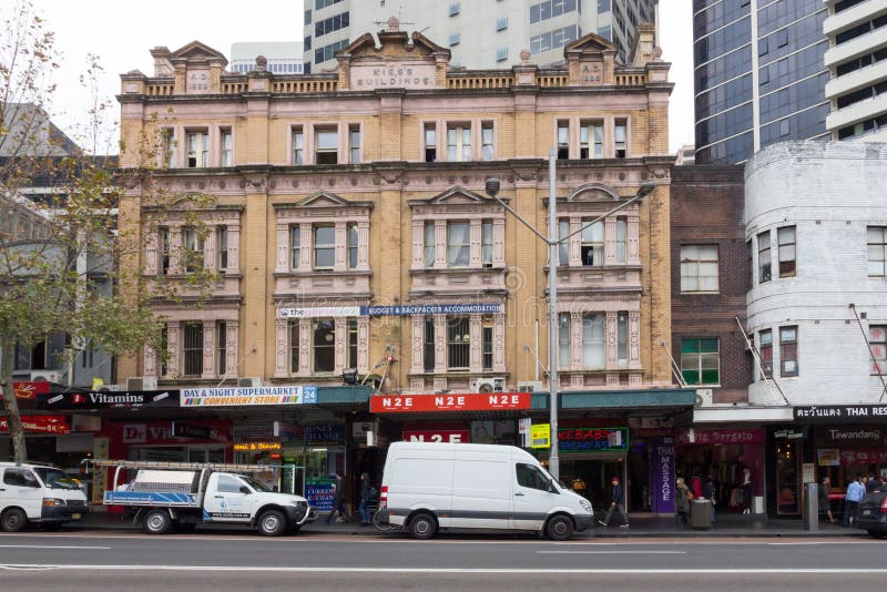 Die Gebäude des Kusses mit Geschäften und Budgetwandereranpassung, Sydney, Australien lizenzfreies stockbild Die Gebäude des Kusses mit Geschäften und Budgetwandereranpassung, Sydney, Australien lizenzfreies stockbild