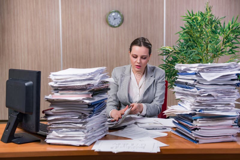 Die Geschäftsfrau unter dem Druck, der im Büro arbeitet stockbilder Die Geschäftsfrau unter dem Druck, der im Büro arbeitet stockbilder