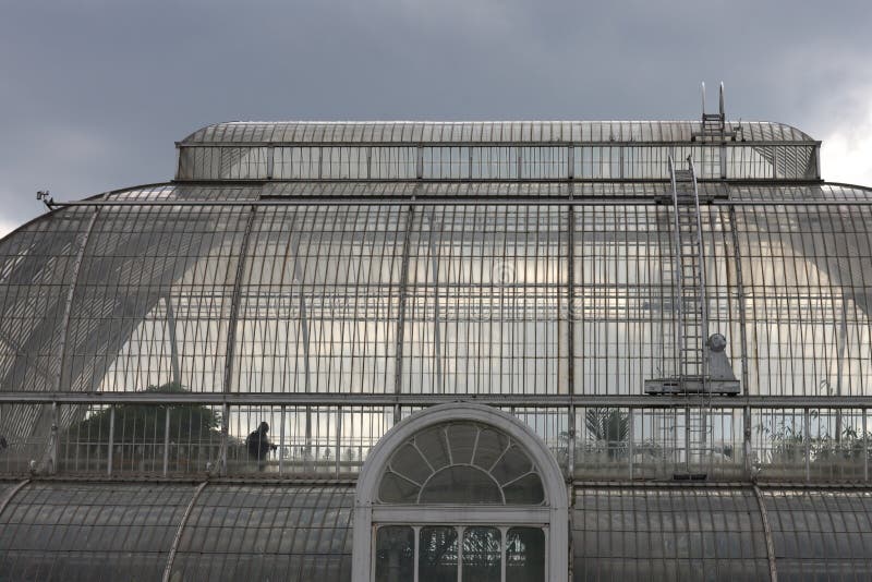 Die Glaskuppel des alten Konservatoriums in den königlichen botanischen Gärten Kew lizenzfreie stockfotografie Die Glaskuppel des alten Konservatoriums in den königlichen botanischen Gärten Kew lizenzfreie stockfotografie
