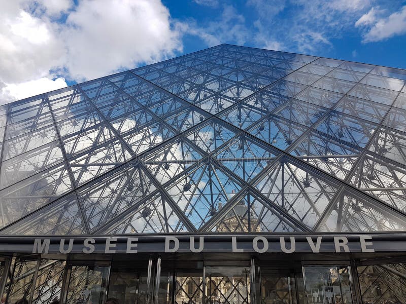 Die Glaspyramide, Louvre-Museum, Paris, Frankreich lizenzfreie stockfotos Die Glaspyramide, Louvre-Museum, Paris, Frankreich lizenzfreie stockfotos