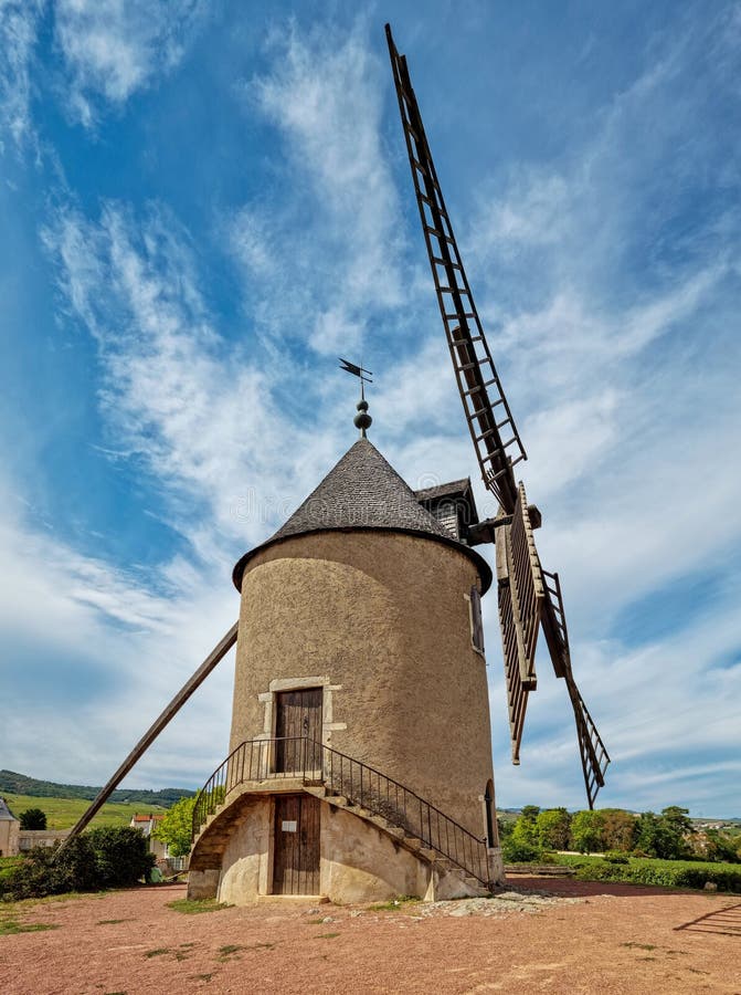 Die gleichnamige Windmühle berühmten französischen Rotweins in der Nähe von romanechethorins lizenzfreie stockfotos