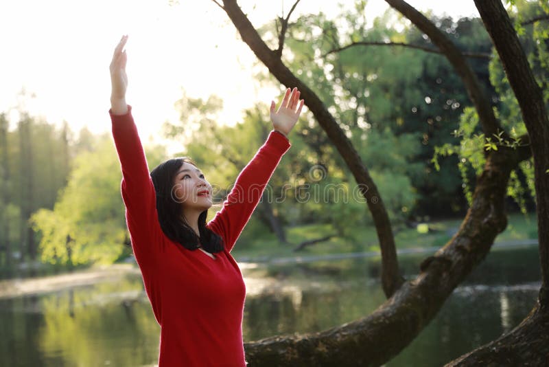 Die glückliche Frau der Freiheit, die lebendig sich fühlt und geben in der Natur frei, die saubere und Frischluft atmet stockfotografie Die glückliche Frau der Freiheit, die lebendig sich fühlt und geben in der Natur frei, die saubere und Frischluft atmet stockfotografie