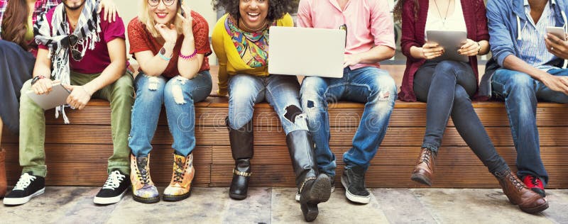 Die glückliche Freund-Zusammengehörigkeits-Freundschaft genießen Konzept lizenzfreie stockbilder Die glückliche Freund-Zusammengehörigkeits-Freundschaft genießen Konzept lizenzfreie stockbilder
