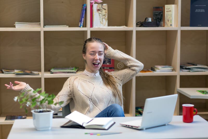 Die glückliche junge Frau, die gute Nachrichten erhält, emailen das Lachen stockfotos Die glückliche junge Frau, die gute Nachrichten erhält, emailen das Lachen stockfotos