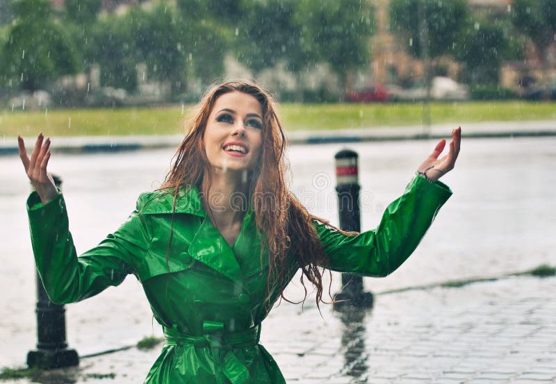 Die glückliche Rothaarige, die den Regen genießt, fällt in den Park lizenzfreie stockfotografie