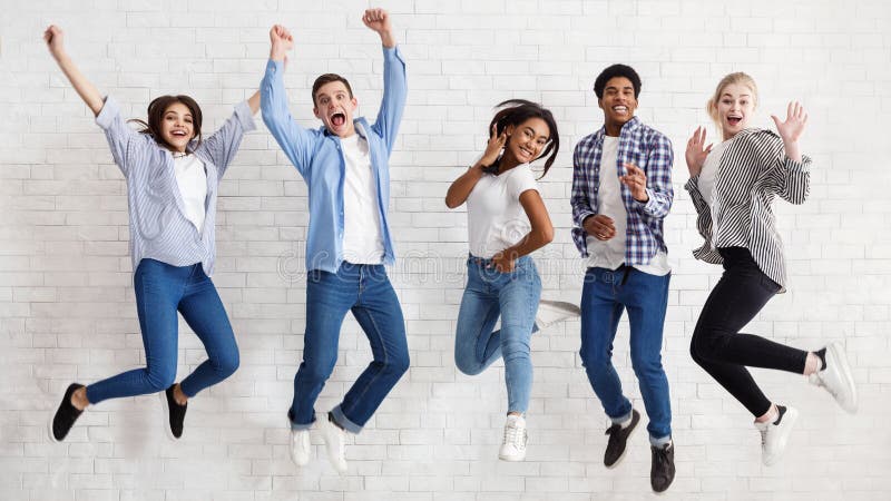 Die glücklichen Studenten, die auf weißen Hintergrund springen, bestanden Prüfungen lizenzfreie stockfotos Die glücklichen Studenten, die auf weißen Hintergrund springen, bestanden Prüfungen lizenzfreie stockfotos