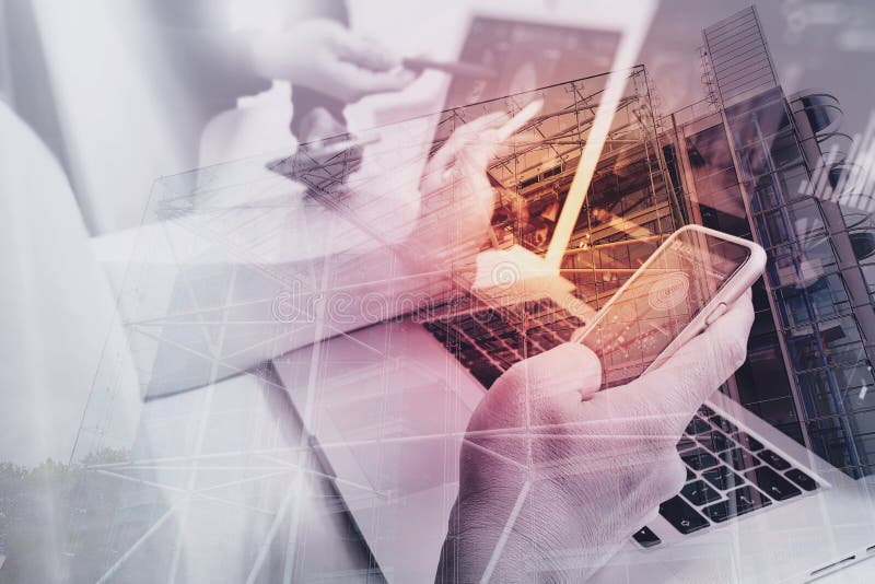 Die Grafikdesignerhand der Fotowebsite, die mit seinem Team arbeitet, machen n lizenzfreie stockfotos Die Grafikdesignerhand der Fotowebsite, die mit seinem Team arbeitet, machen n lizenzfreie stockfotos