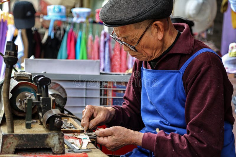 Die granding Schlüssel des alten Mannes in yuantong Stadt in Sichuan, Porzellan lizenzfreie stockbilder Die granding Schlüssel des alten Mannes in yuantong Stadt in Sichuan, Porzellan lizenzfreie stockbilder