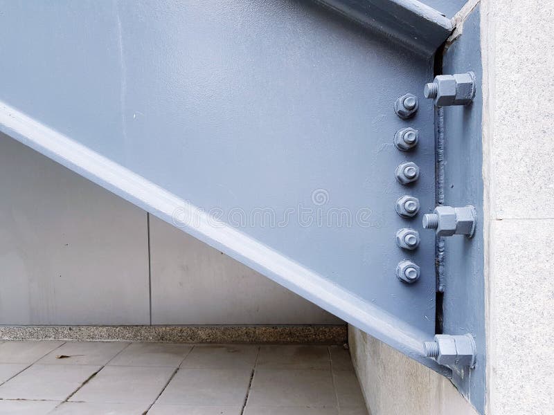 Die graue Metallgrundlage und die Betonkonstruktion mit Bolzen und Nüssen des Treppenhauses stockfotos Die graue Metallgrundlage und die Betonkonstruktion mit Bolzen und Nüssen des Treppenhauses stockfotos