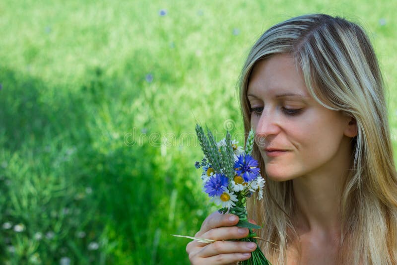 Die Griffwiesenblume der jungen Frau, die von der Kornblume, Schneedame gemacht wird, vergessen mich nicht und Weizen stockbild Die Griffwiesenblume der jungen Frau, die von der Kornblume, Schneedame gemacht wird, vergessen mich nicht und Weizen stockbild