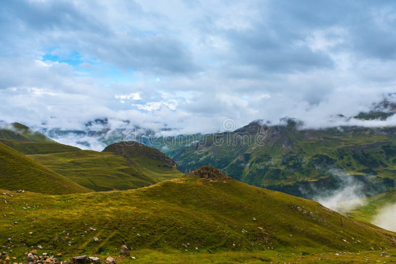 Die Grossglockner-Berge im nebeligen Wetter stockfoto Die Grossglockner-Berge im nebeligen Wetter stockfoto
