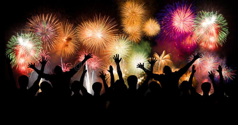 Die Gruppe von Personen, die großartige Feuerwerke genießt, zeigen in einem Karneval oder in einem Feiertag