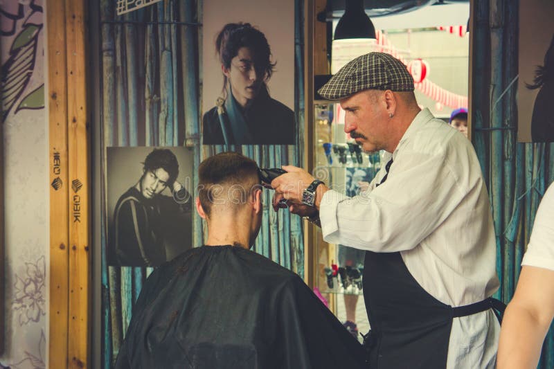 In die haar bij de kapperssalon wordt gesneden stock foto's In die haar bij de kapperssalon wordt gesneden stock foto's