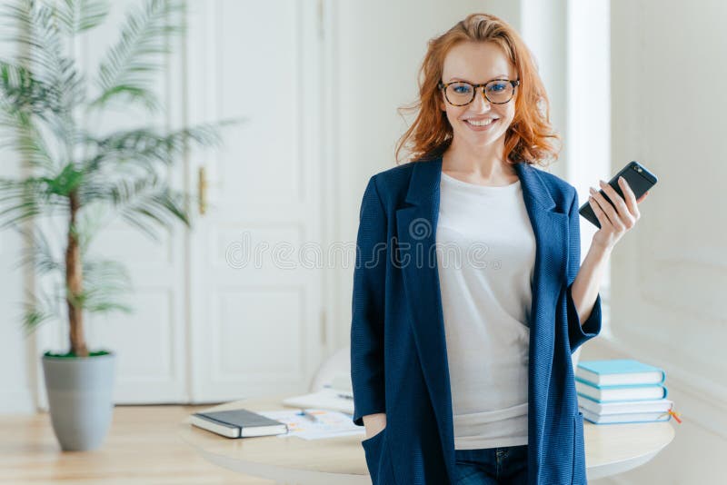 Die halbe Länge, die von der Schönheit geschossen wird, verwendet modernes zelluläres für das Bloggen in den sozialen Netzwerken, stockbild Die halbe Länge, die von der Schönheit geschossen wird, verwendet modernes zelluläres für das Bloggen in den sozialen Netzwerken, stockbild
