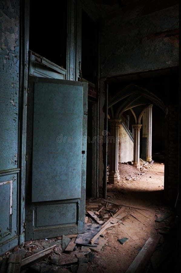 Die Halle eines verlassenen Schlosses lizenzfreie stockbilder Die Halle eines verlassenen Schlosses lizenzfreie stockbilder