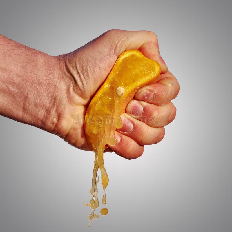 Die Hand des Mannes drückt den Saft von der Orange zusammen lizenzfreie stockfotografie Die Hand des Mannes drückt den Saft von der Orange zusammen lizenzfreie stockfotografie