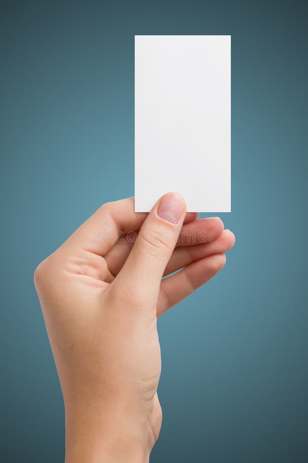 Die Hand, die weiße leere Geschäftsbesuchskarte, Geschenk, Karte, Durchlauf hält, stellen sich lokalisiert auf blauem Hintergrund