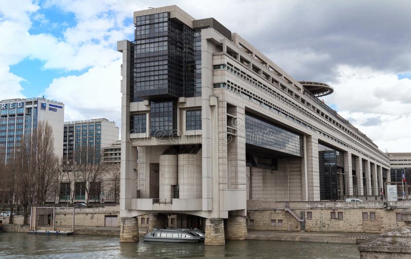 Die Hauptsitze des französischen Finanzministeriums und Wirtschaft ist in der Bercy-Nachbarschaft in der 12. stockbild Die Hauptsitze des französischen Finanzministeriums und Wirtschaft ist in der Bercy-Nachbarschaft in der 12. stockbild