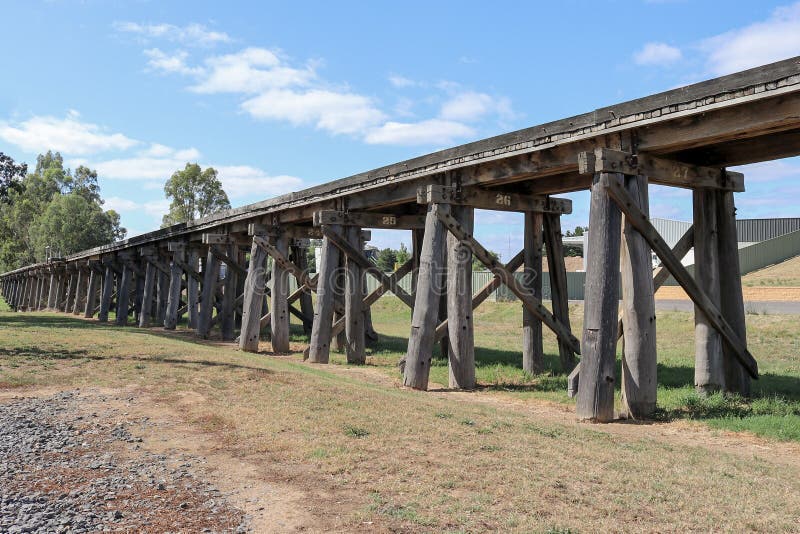 Die historische Bahnbockbrücke an den Wintern flach, nahe Schloss lizenzfreie stockfotos Die historische Bahnbockbrücke an den Wintern flach, nahe Schloss lizenzfreie stockfotos