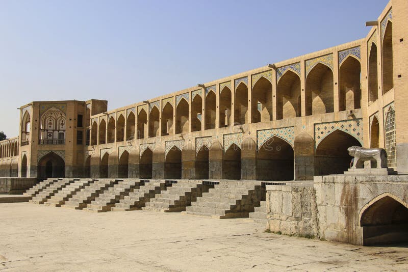 Die historische Khaju-Brücke über dem Zayandeh-Fluss in Isfahan, lizenzfreie stockbilder Die historische Khaju-Brücke über dem Zayandeh-Fluss in Isfahan, lizenzfreie stockbilder
