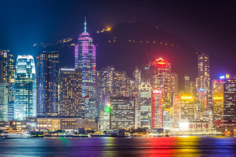Die Hong Kong-Skyline und Victoria Peak nachts, gesehen von Tsim stockfotografie Die Hong Kong-Skyline und Victoria Peak nachts, gesehen von Tsim stockfotografie