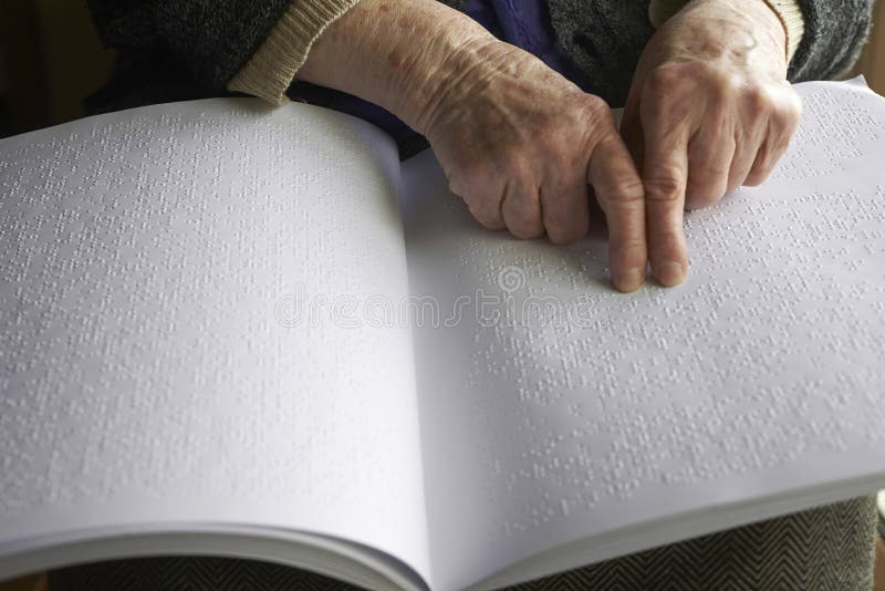 Die Hände der alten Frau, ein Buch mit Blindenschrift-Sprache lesend lizenzfreie stockfotos Die Hände der alten Frau, ein Buch mit Blindenschrift-Sprache lesend lizenzfreie stockfotos