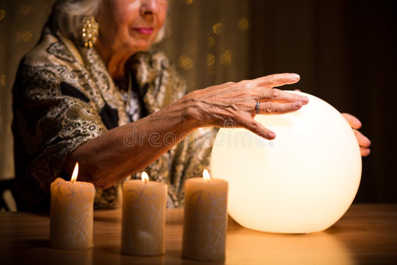 Die Hände der Frau auf Glaskugel lizenzfreies stockbild Die Hände der Frau auf Glaskugel lizenzfreies stockbild