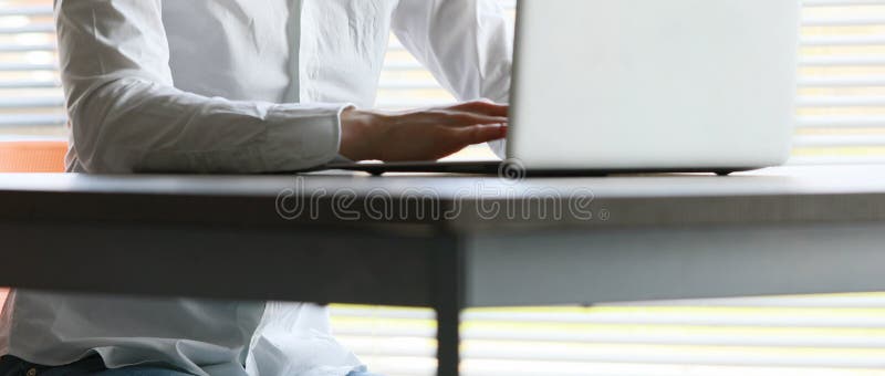Die Hände der Frau, die am Laptop schreiben.