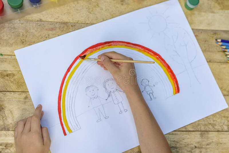 Die Hände der Kinder malen eine Zeichnung mit einer Bürste und Farben Spitze VI lizenzfreies stockfoto Die Hände der Kinder malen eine Zeichnung mit einer Bürste und Farben Spitze VI lizenzfreies stockfoto