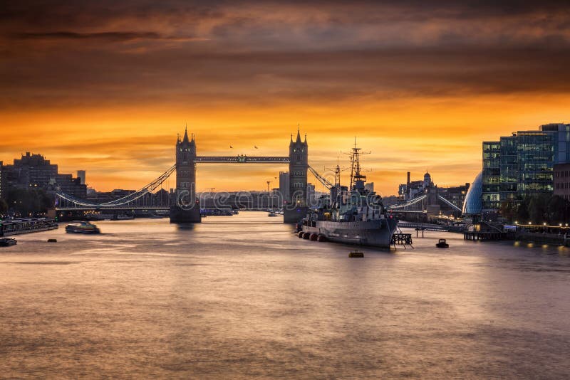 Die ikonenhafte Turm-Brücke in London, Vereinigtes Königreich stockfotos Die ikonenhafte Turm-Brücke in London, Vereinigtes Königreich stockfotos