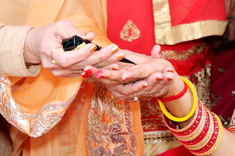 Die indische Hochzeitsbraut, die Hennastrauch erhält, traf zu lizenzfreies stockbild Die indische Hochzeitsbraut, die Hennastrauch erhält, traf zu lizenzfreies stockbild