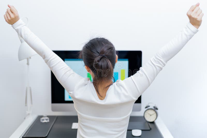 Die junge asiatische Schönheit, die vor Computer sitzt und nach dem langen Arbeiten dehnen sich aus Druck-frei und entspannen Sie stockfoto Die junge asiatische Schönheit, die vor Computer sitzt und nach dem langen Arbeiten dehnen sich aus Druck-frei und entspannen Sie stockfoto