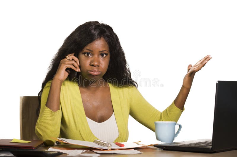 Die junge attraktive und beschäftigte schwarze afroe-amerikanisch Geschäftsfrau, die zu Hause den Bürocomputertisch spricht am be lizenzfreie stockfotografie Die junge attraktive und beschäftigte schwarze afroe-amerikanisch Geschäftsfrau, die zu Hause den Bürocomputertisch spricht am be lizenzfreie stockfotografie