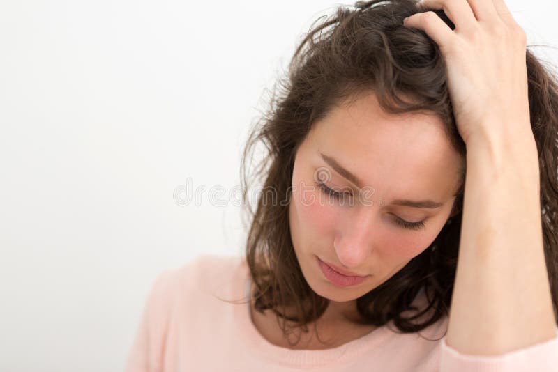 Die junge Frau, die Kopfschmerzen wegen des Druckes haben und Angst - brennen Sie O