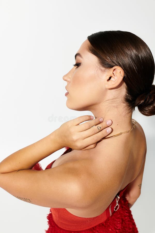 Die junge Frau stellt anmutig heraus lizenzfreies stockbild