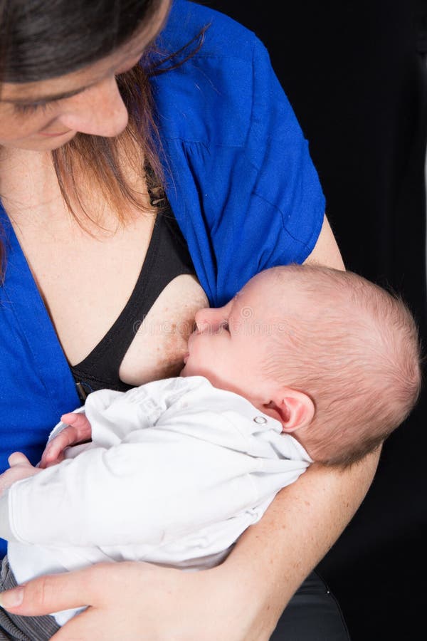 Die junge Mutter stillen ihr Neugeborenes, ihre Mutter stillen und ihren kleinen Jungen umarmt stockfotografie Die junge Mutter stillen ihr Neugeborenes, ihre Mutter stillen und ihren kleinen Jungen umarmt stockfotografie