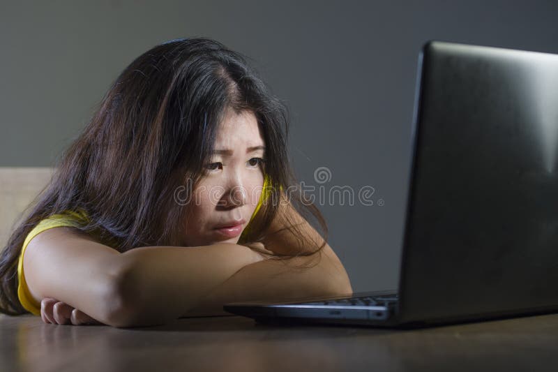 Die junge recht entsetzte und überraschte asiatische koreanische Frau, die Laptop-Computer Gefühl betont betrachtet, überraschte stockfoto Die junge recht entsetzte und überraschte asiatische koreanische Frau, die Laptop-Computer Gefühl betont betrachtet, überraschte stockfoto