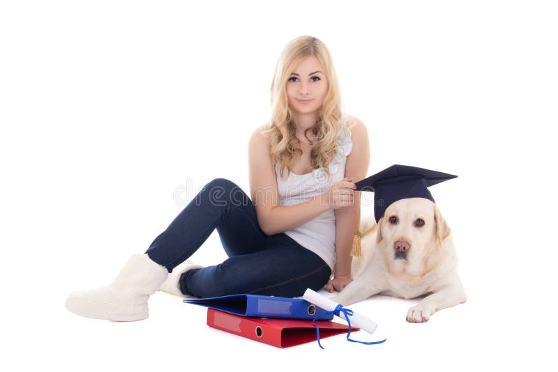 Die junge Schönheit, die mit Hund im Studentenhut sitzt, lokalisierte O lizenzfreies stockfoto Die junge Schönheit, die mit Hund im Studentenhut sitzt, lokalisierte O lizenzfreies stockfoto
