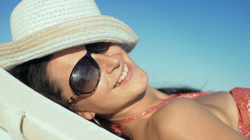 Die junge Schönheit, die Sommerferien genießt, Strand entspannen sich, Sommer in den Tropen